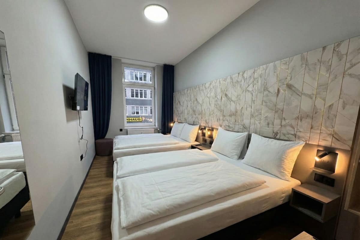 Neljän hengen perushuone, 2 parisänkyä, jaettu kylpyhuone | Työpöytä, ilmainen Wi-Fi