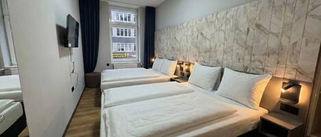 Neljän hengen perushuone, 2 parisänkyä, jaettu kylpyhuone | Työpöytä, ilmainen Wi-Fi