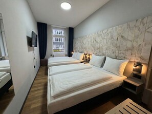 Neljän hengen perushuone, 2 parisänkyä, jaettu kylpyhuone | Työpöytä, ilmainen Wi-Fi