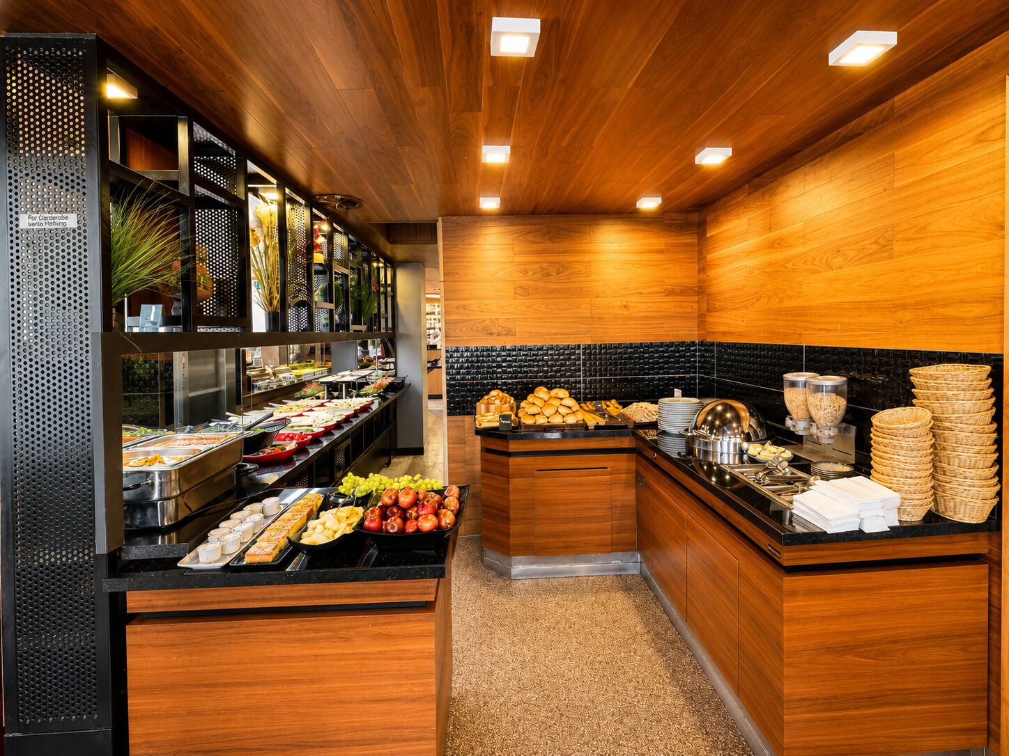Un buffet con diverse pietanze e arredamento in legno.