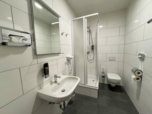 Shower, towels, soap, shampoo - Nivara Hotel (Hamburg)