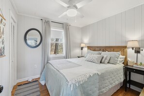 Free WiFi, bed sheets - New Listing! The Indigo Escape w/ Dock! (Martin)