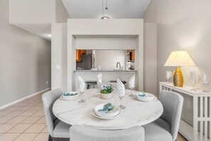 Dining - BBQ, Pool Days and Disney Nearby! (Kissimmee)