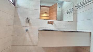 Family Room | Bathroom | Free toiletries, towels, soap, shampoo