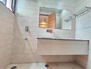 Family Room | Bathroom | Free toiletries, towels, soap, shampoo - Hotel Golden Heaven Inn Amritsar (Amritsar)