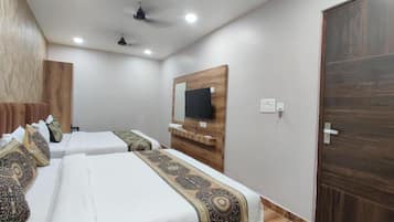 Family Room | Desk, free WiFi