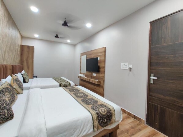 Family Room | Desk, free WiFi - Hotel Golden Heaven Inn Amritsar (Amritsar)