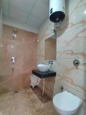 Superior Room | Bathroom | Free toiletries, slippers, towels, soap - Hotel Golden Heaven Inn Amritsar (Amritsar)
