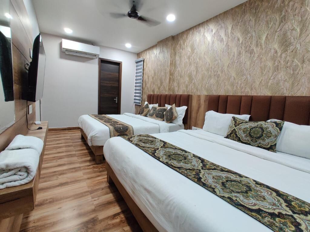 Family Room | Desk, soundproofing, free WiFi