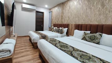 Family Room | Desk, soundproofing, free WiFi