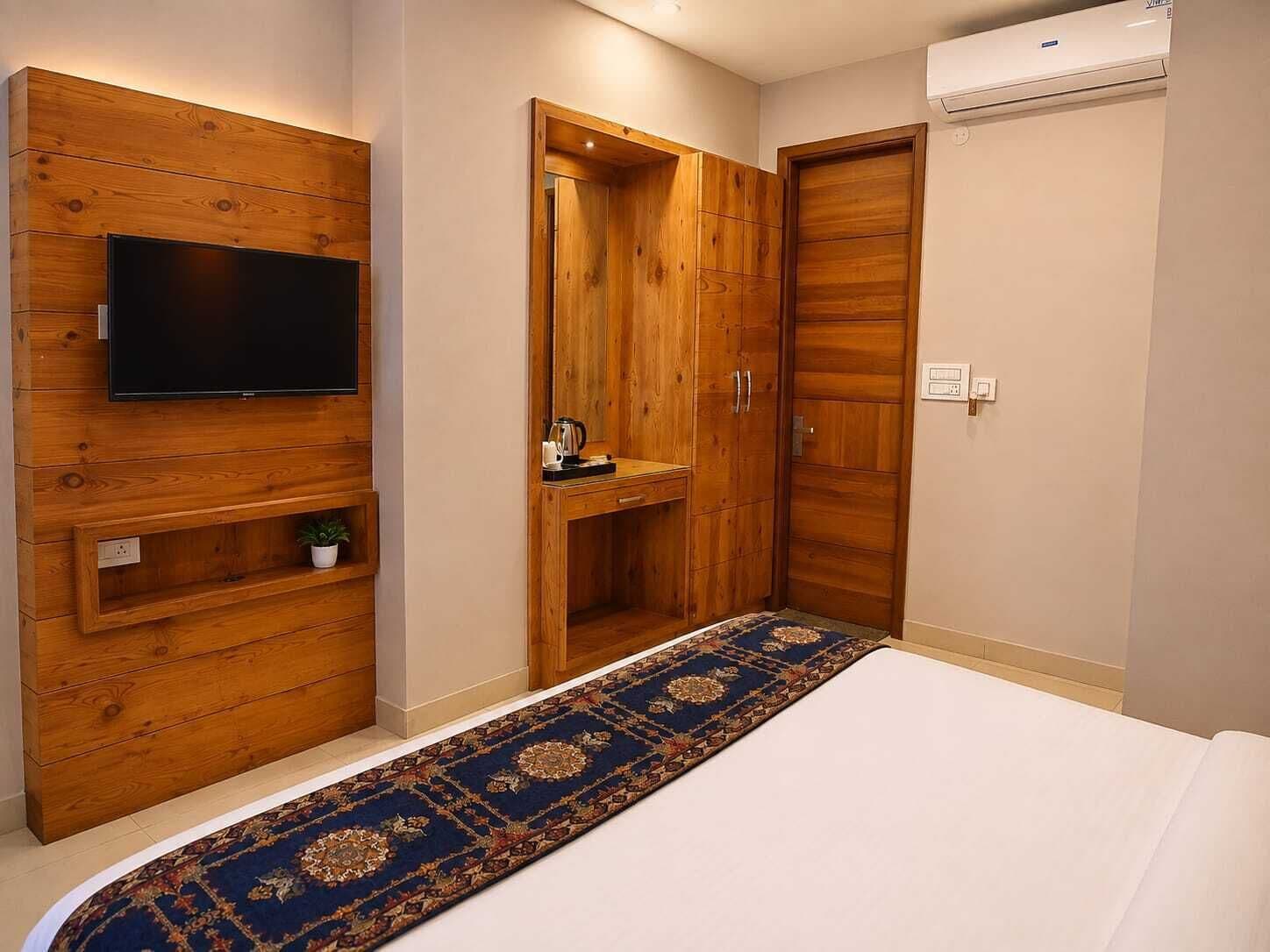 Deluxe Room, City View | Desk, soundproofing, free WiFi