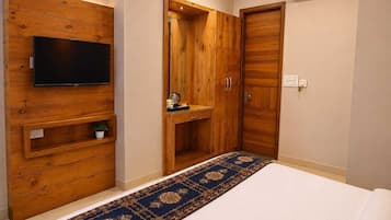 Deluxe Room, City View | Desk, soundproofing, WiFi (free)