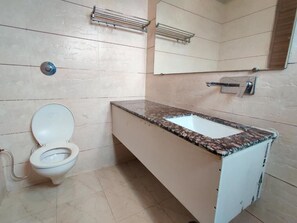 Superior Room | Bathroom | Free toiletries, towels, soap, shampoo - Hotel Golden Heaven Inn Amritsar (Amritsar)