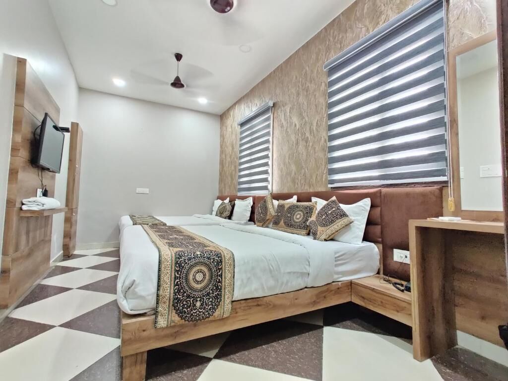 Family Room | Desk, free WiFi