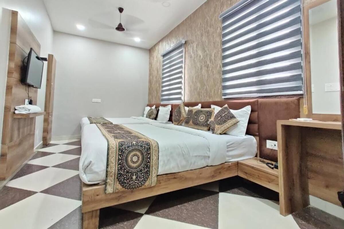 Family Room | Desk, free WiFi