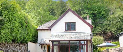 المنشأة من الخارج