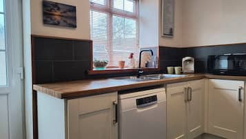 Cottage | Cuisine privée | Lave-vaisselle, batterie de cuisine, vaisselle et ustensiles