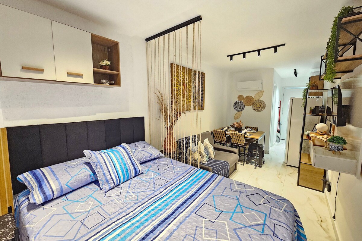 Une chambre à coucher avec un lit, un bureau et une chaise.