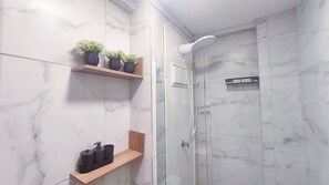 Familienstudio | Badezimmer | Dusche, Handtücher, Toilettenpapier