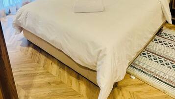 Iron/ironing board, Internet, bed sheets