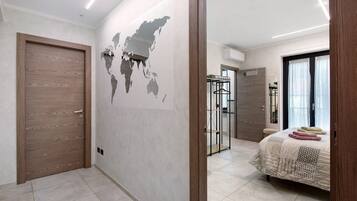 1 dormitorio, tabla de planchar con plancha, wifi y ropa de cama