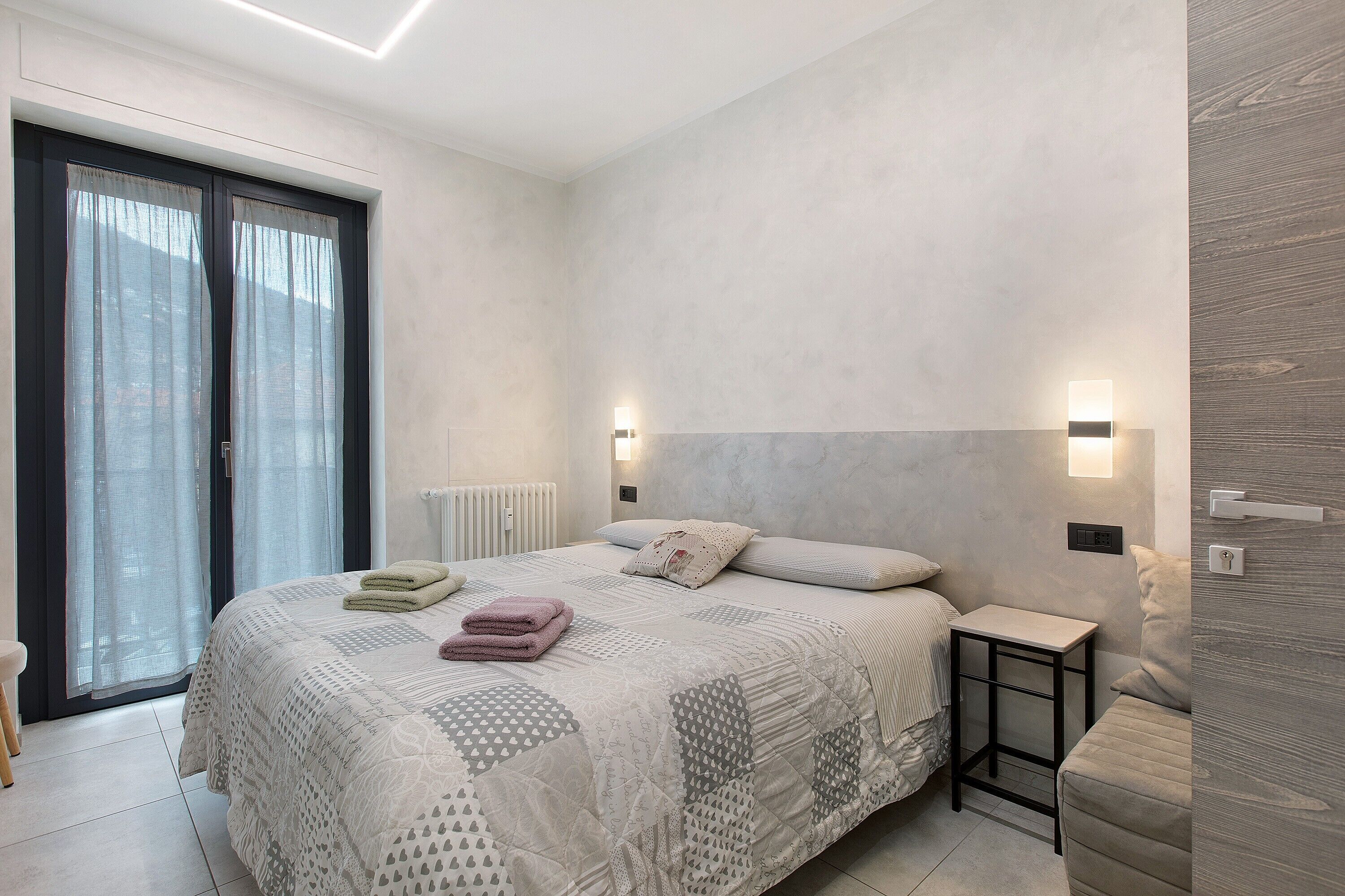 1 dormitorio, tabla de planchar con plancha, wifi y ropa de cama