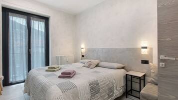 1 dormitorio, tabla de planchar con plancha, wifi y ropa de cama