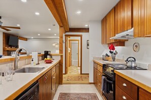 Coffee/tea maker, fridge, microwave, oven - Outpost: Sagebrush 1312 - Aspens Location! (Wilson)