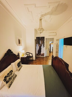 Habitación familiar, balcón, vistas a la ciudad | Tabla de planchar con plancha y wifi gratis