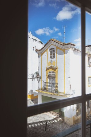 Kahden hengen perushuone (kaksi sänkyä), parveke, kaupunkinäköala | Silitysrauta/-lauta, ilmainen Wi-Fi