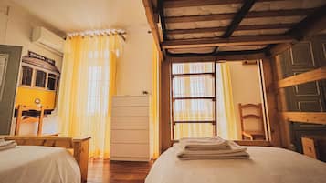 Familierom, byutsikt | Strykejern/-brett og wi-fi (inkludert)