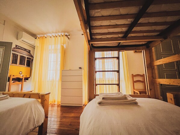 Familienzimmer, Stadtblick | Bügeleisen/Bügelbrett, kostenloses WLAN