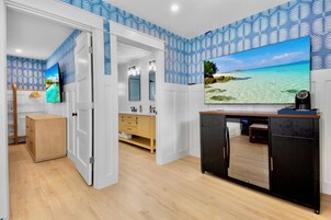 Premium Suite | Premium bedding, down comforters, pillowtop beds, iron/ironing board