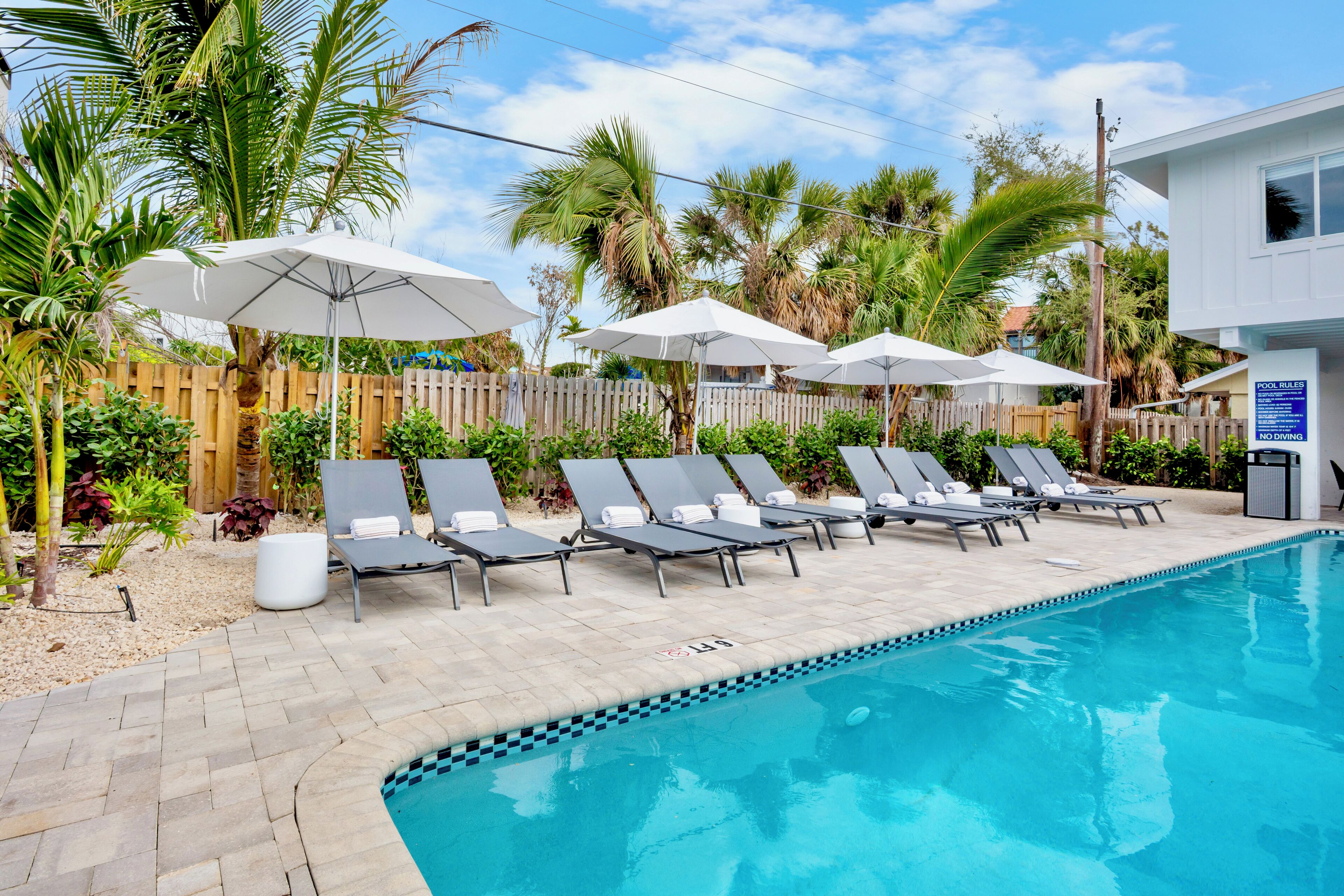 Udendørs pool, åben fra kl. 08.00 til kl. 21.00, parasoller, liggestole