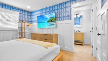 Premium Suite | Bathroom | Shower, free toiletries, hair dryer, slippers