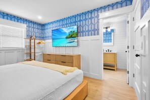 Premium Suite | Bathroom | Shower, free toiletries, hair dryer, slippers - Azul Resort Siesta Key (Siesta Key)