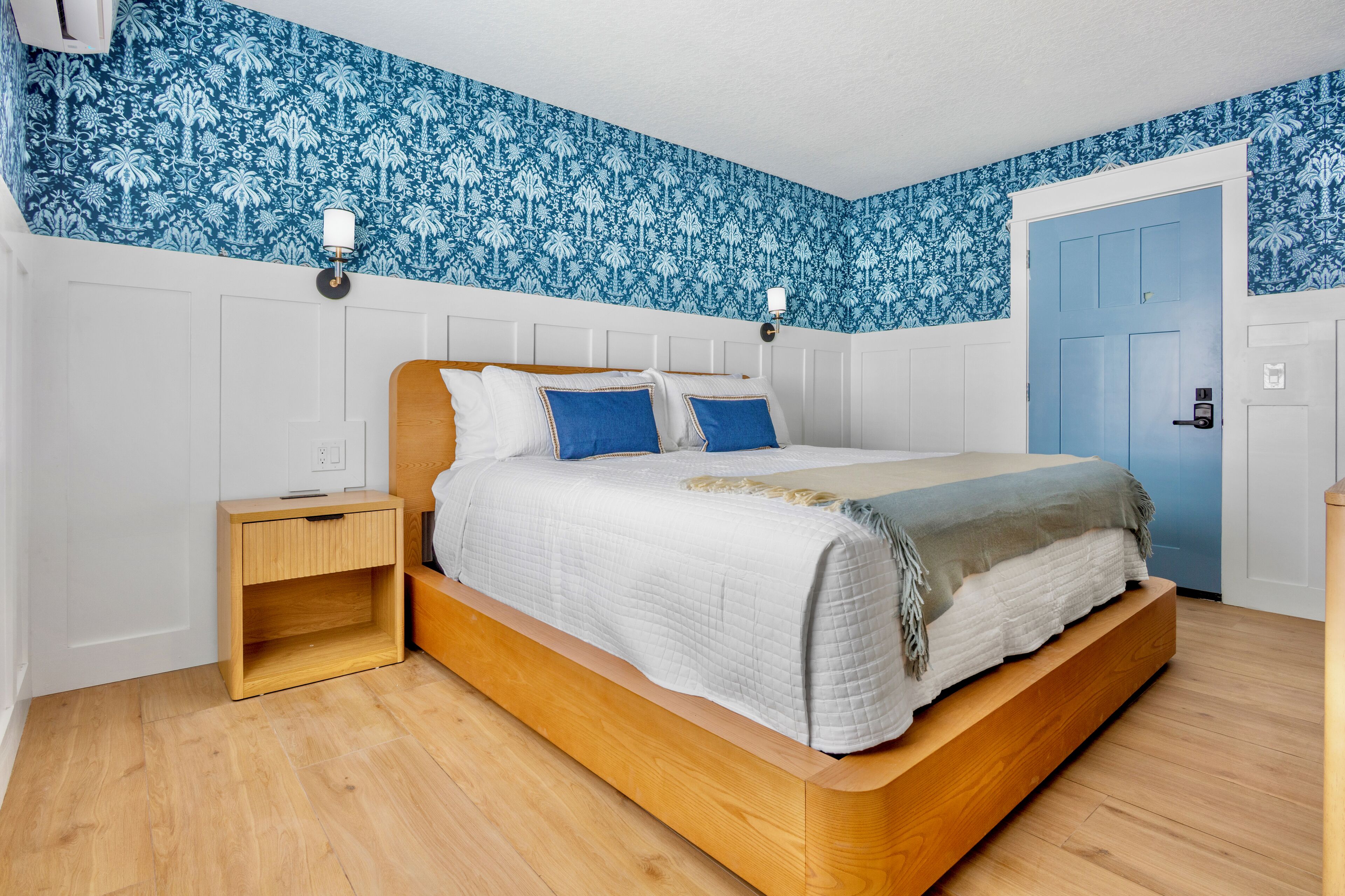 Iron/ironing board, free WiFi