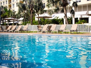 Piscina a l'aire lliure (horari: 08:00-21:00), para-sols i gandules 
