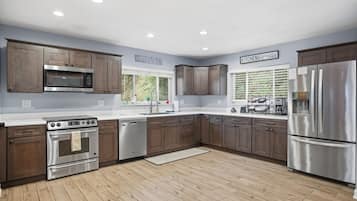 Frigorífico, microondas, horno y placa de cocina