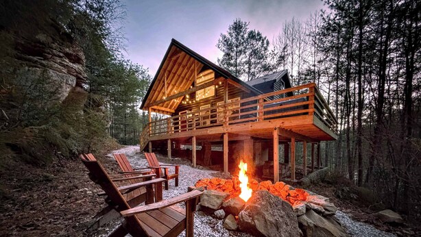 A cabin with a wooden deck, outdoor seating, and a fire pit. - Hummingbird Hollow • Hot Tub • Private Forest Stay (Irvine)