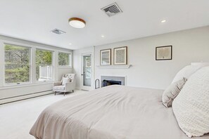 4 bedrooms, iron/ironing board, Internet, bed sheets