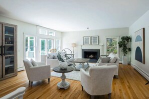 Télévision, cheminée