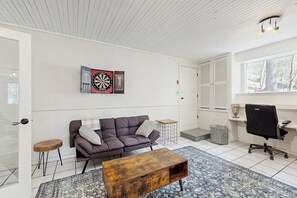 Una televisión, una chimenea