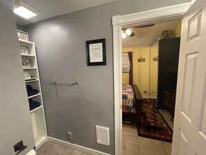 Room - Oak Crest Haus between New Braunfels & Canyon Lake (New Braunfels)