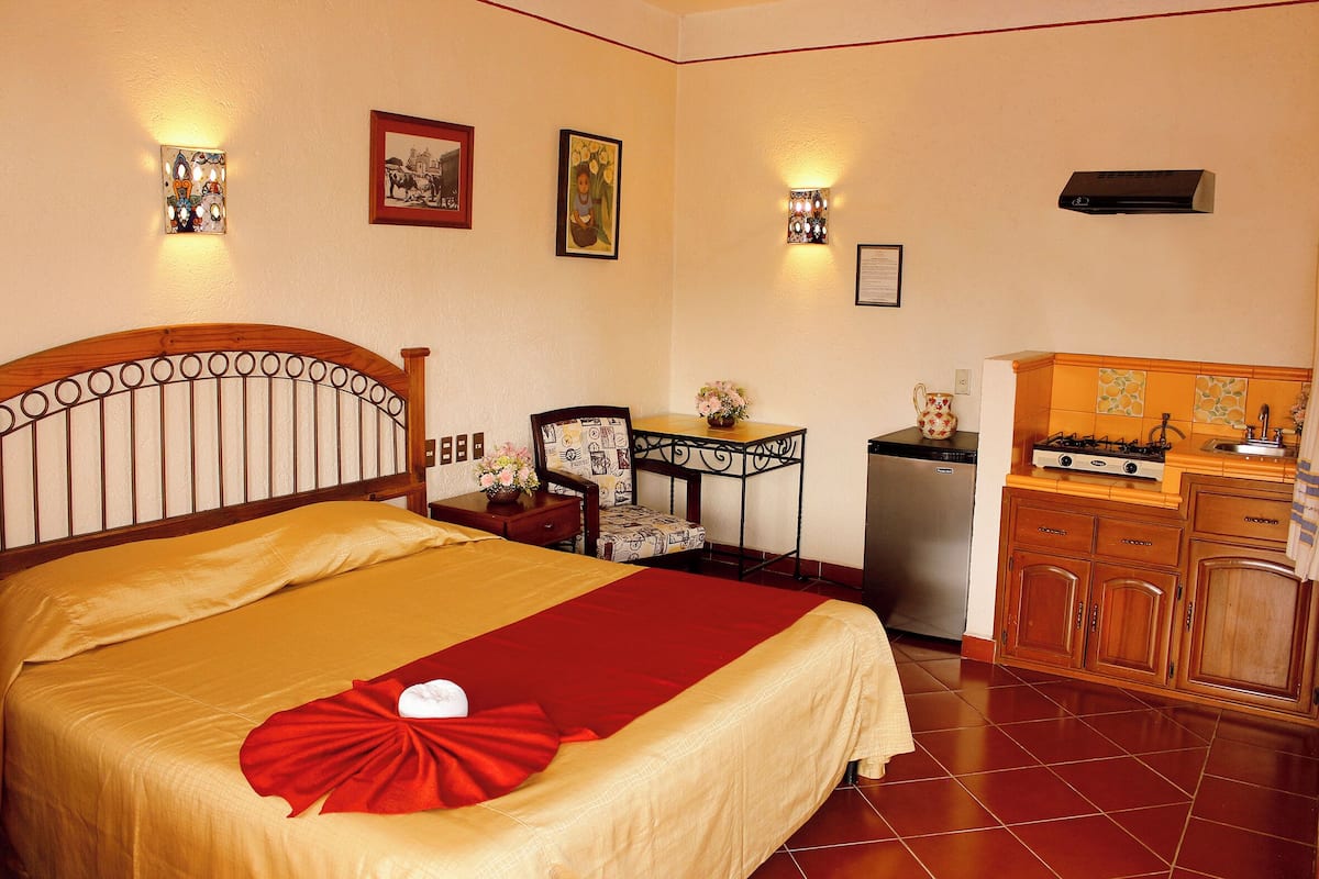 Suite, 1 King-Bett, Balkon, Stadtblick | Bügeleisen/Bügelbrett, kostenloses WLAN