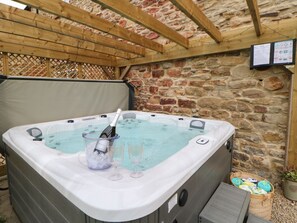 Outdoor spa tub - The Granary (Durham)