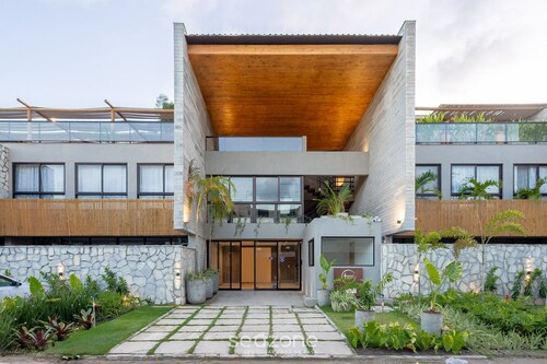 House w/ Pool and Barbecue Grill Sgt0000