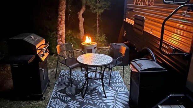 Ein Viking RV mit Feuerschale, Sitzgelegenheit im Freien und Grill.