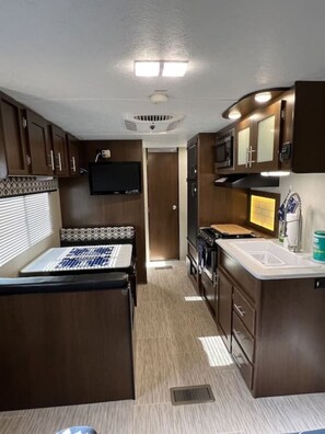 Køleskab, mikrobølgeovn, ovn, kogeplade