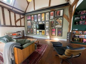 Game room - Entertainment Packed 3BDR Barn at Stevenage (Bragbury End)